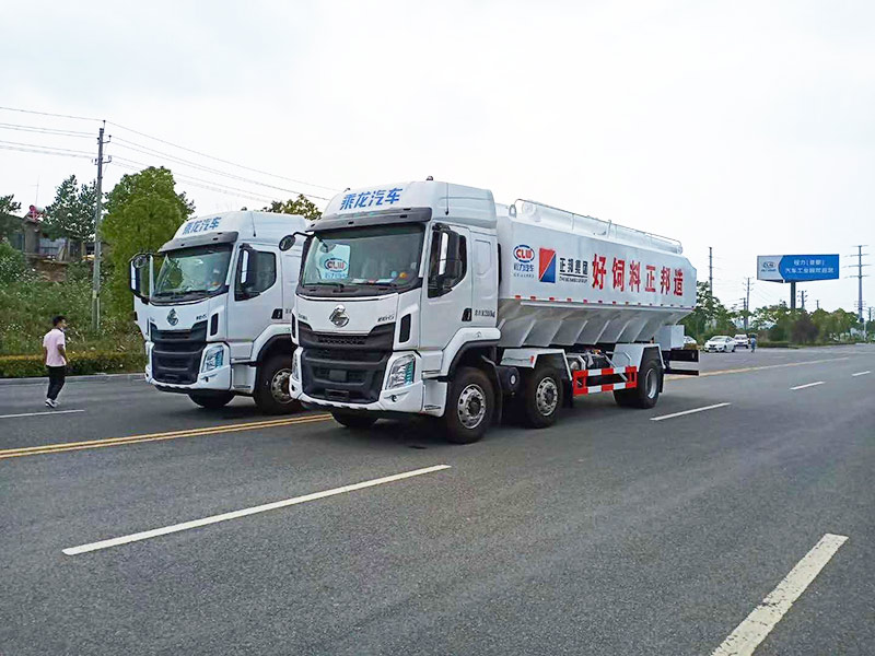 國六柳汽乘龍小三軸散裝飼料運(yùn)輸車
